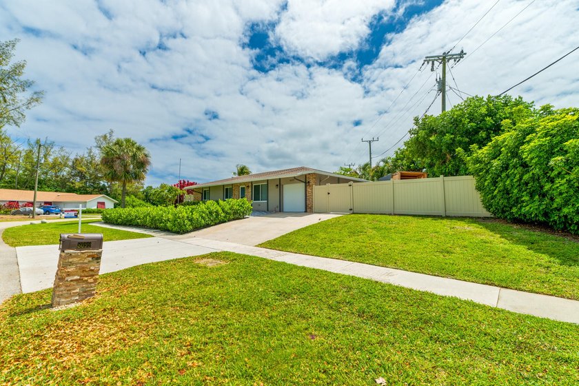 Welcome to this charming 3-bedroom, 2-bathroom single-story - photo 3