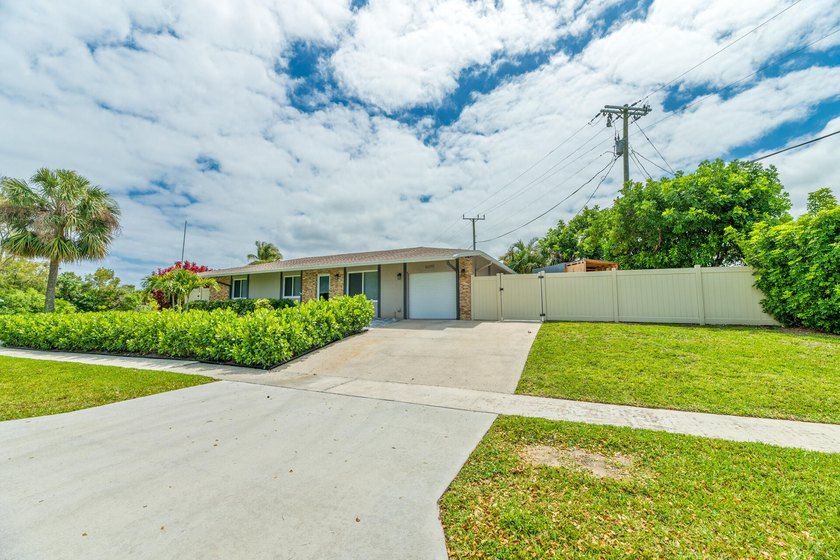 Welcome to this charming 3-bedroom, 2-bathroom single-story - photo 4