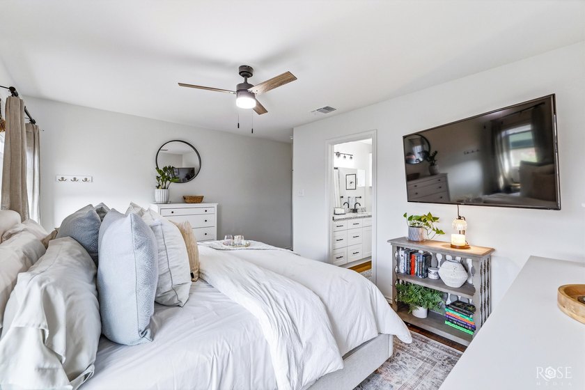 Welcome home to this beautifully 2023 maintained one-owner - photo 16