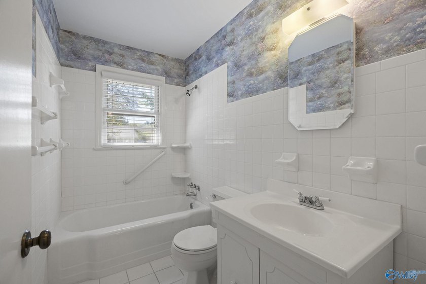 Welcome home to one of Blossomwood's favorite neighborhoods! - photo 20