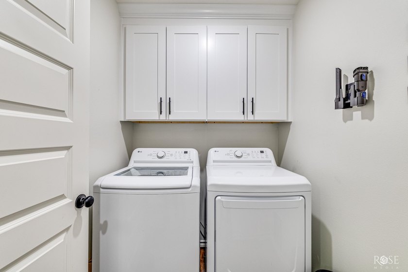 Welcome home to this beautifully 2023 maintained one-owner - photo 23