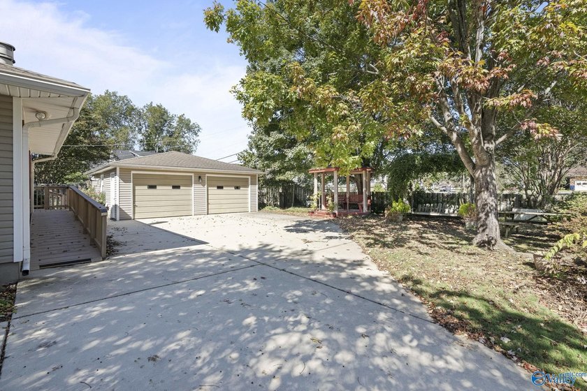 Welcome home to one of Blossomwood's favorite neighborhoods! - photo 25