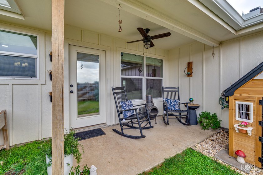 Welcome home to this beautifully 2023 maintained one-owner - photo 25