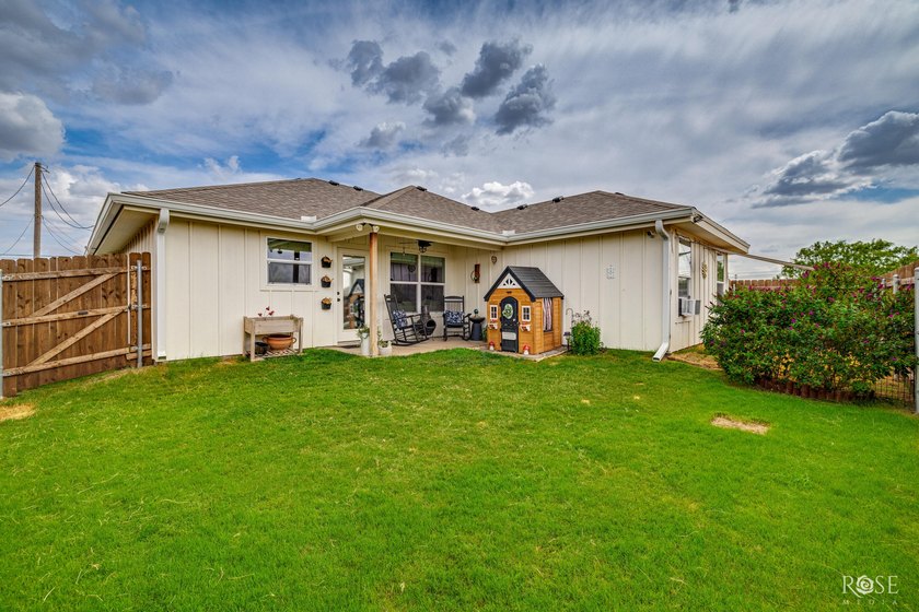 Welcome home to this beautifully 2023 maintained one-owner - photo 27