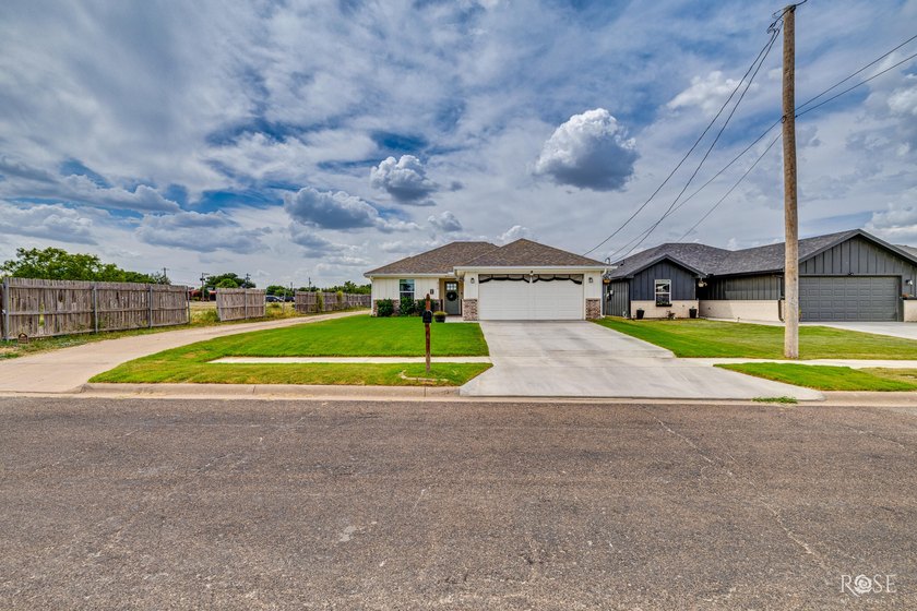 Welcome home to this beautifully 2023 maintained one-owner - photo 29