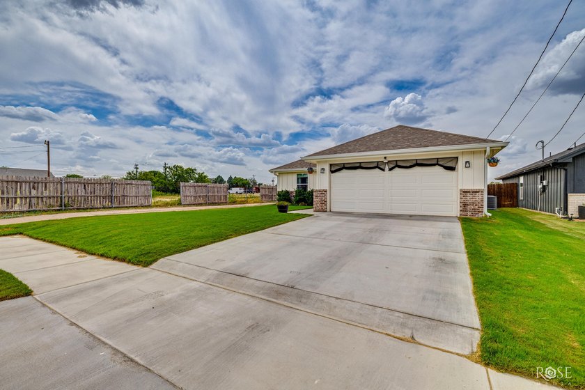 Welcome home to this beautifully 2023 maintained one-owner - photo 30
