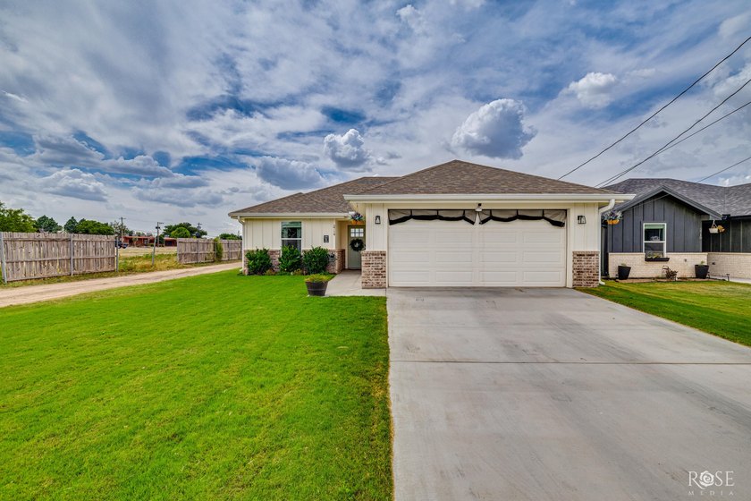 Welcome home to this beautifully 2023 maintained one-owner - photo 31
