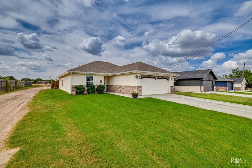 Welcome home to this beautifully 2023 maintained one-owner - photo 32