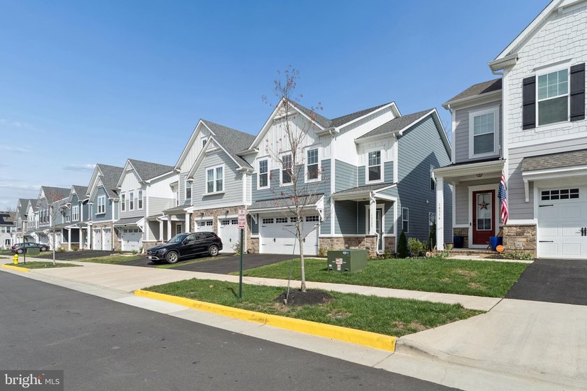 Nearly 3200 SF across 3 spacious levels! Now at a NEW PRICE! - photo 3