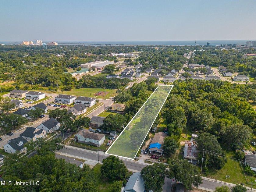 Nice size long lot near Downtown Biloxi. Just a few minutes to - photo 4