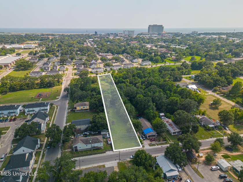 Nice size long lot near Downtown Biloxi. Just a few minutes to - photo 5