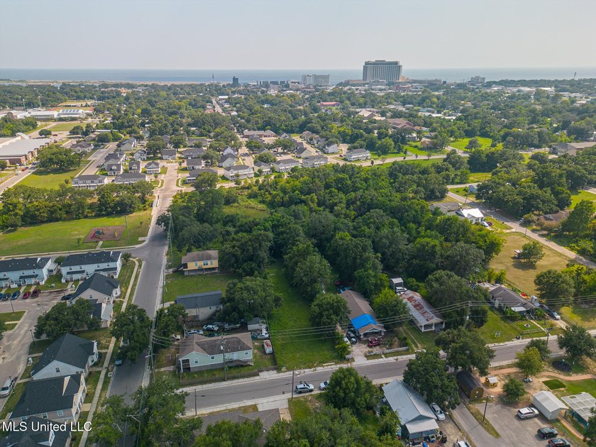Nice size long lot near Downtown Biloxi. Just a few minutes to - photo 7