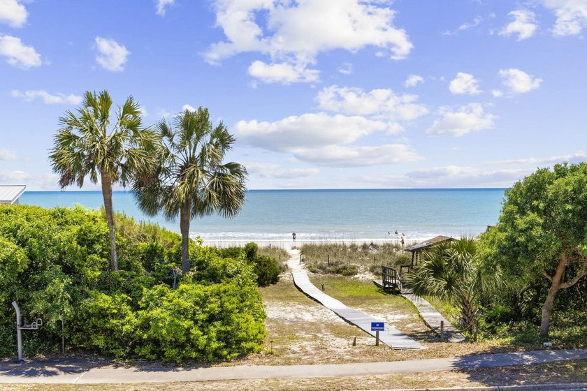Five-bedroom, three-and-a-half-bathroom oceanfront estate with - photo 5