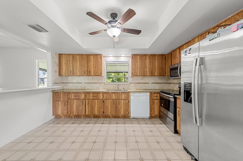 Welcome home to this beautifully cared-for 3-bedroom, 2-bath - photo 12