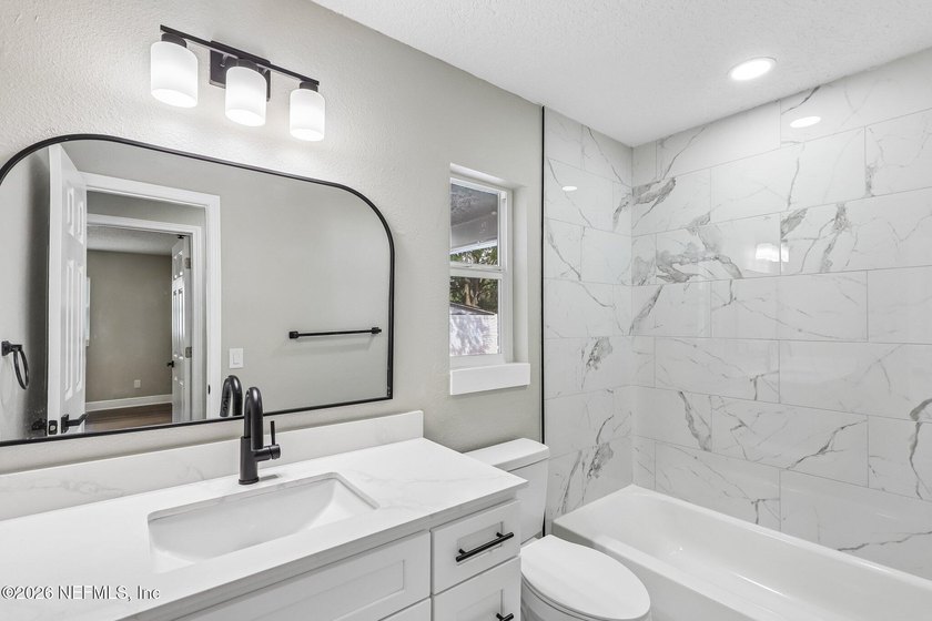 Beautiful 3 bedroom/2 Bath POOL home. Totally renovated and - photo 31