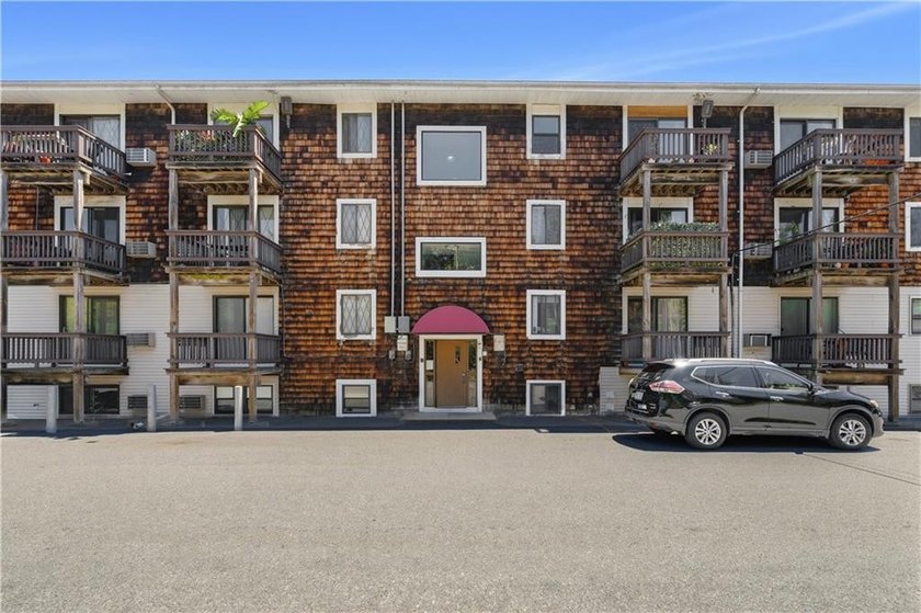Beautifully renovated second-floor condo in the desirable - photo 3