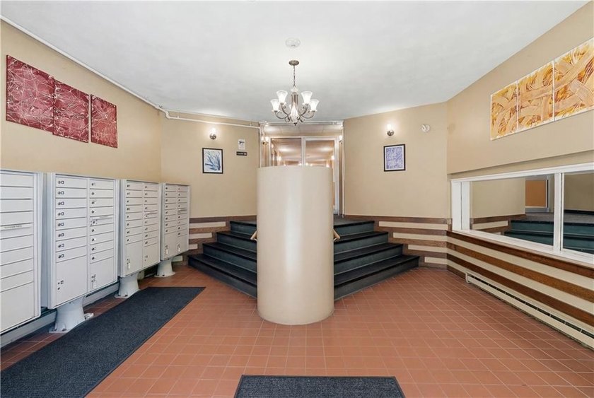 Beautifully renovated second-floor condo in the desirable - photo 4
