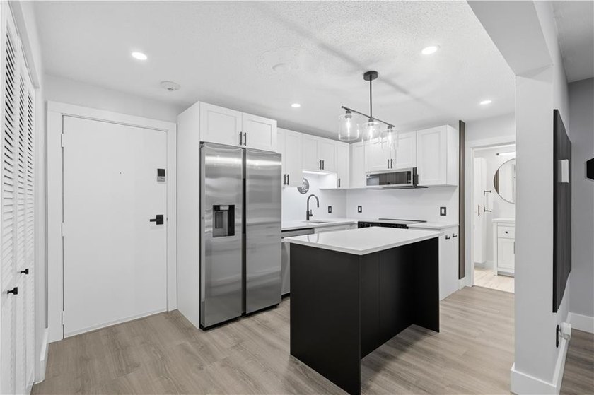 Beautifully renovated second-floor condo in the desirable - photo 10