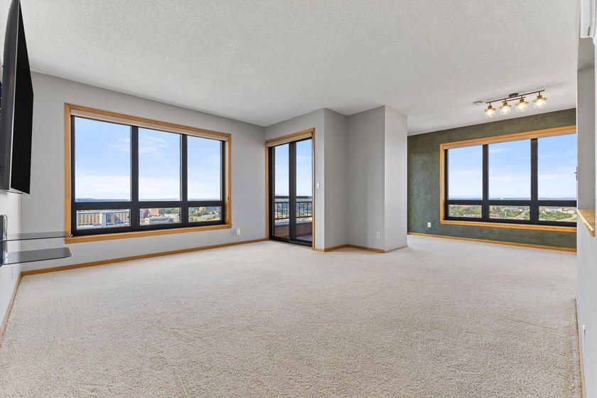 Set high on the 29th floor of Airye Tower, this corner-unit - photo 5