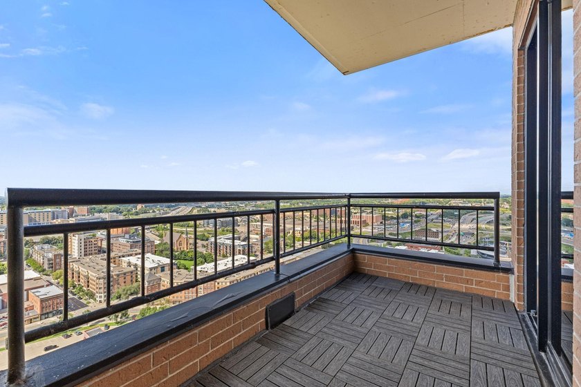 Set high on the 29th floor of Airye Tower, this corner-unit - photo 6