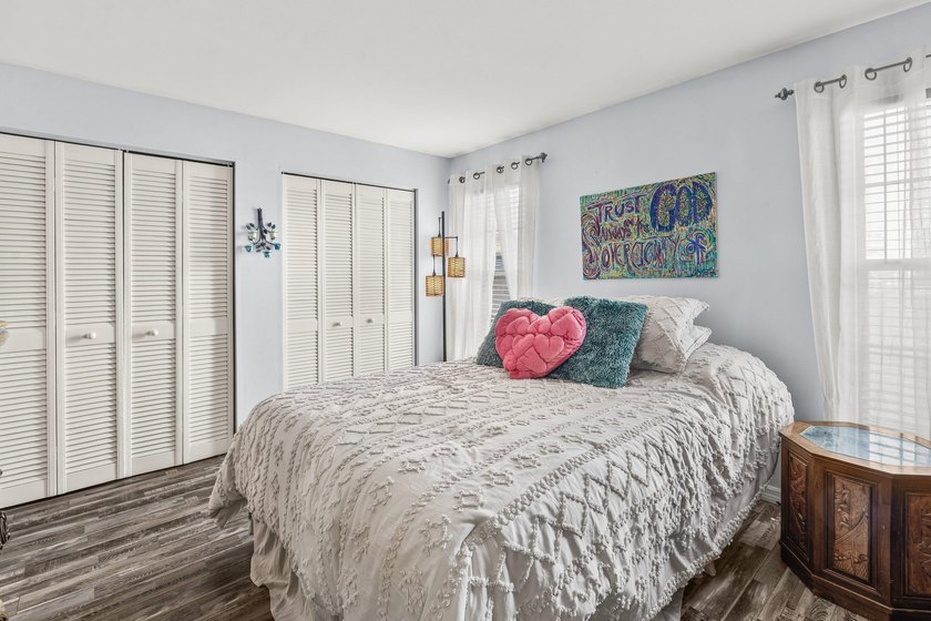 Beautifully updated waterfront 1-bedroom, 1-bath residence in - photo 14