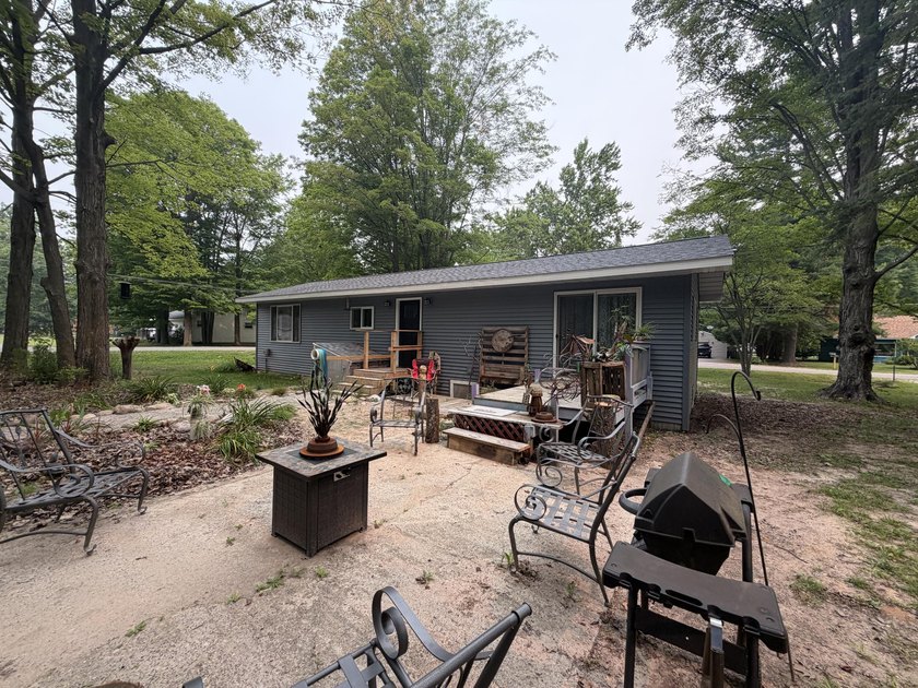 Welcome to this newly renovated home, updated from top to bottom - photo 14
