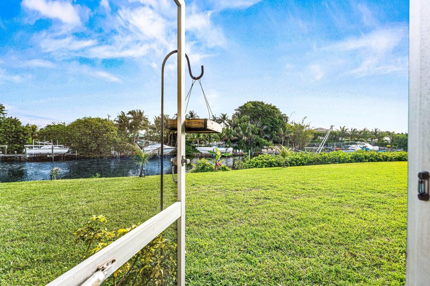 Beautifully updated waterfront 1-bedroom, 1-bath residence in - photo 18