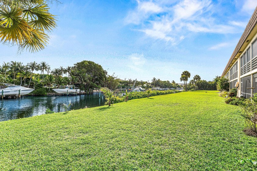 Beautifully updated waterfront 1-bedroom, 1-bath residence in - photo 19