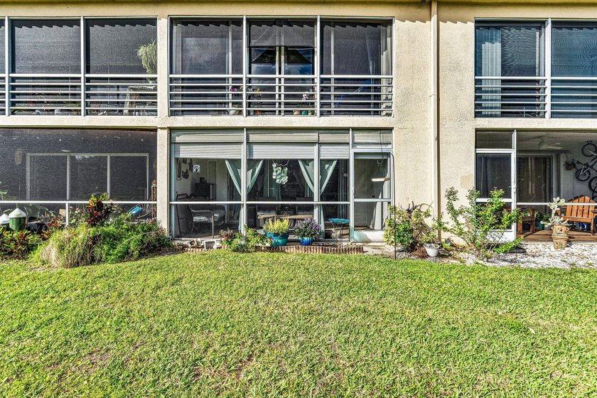 Beautifully updated waterfront 1-bedroom, 1-bath residence in - photo 20