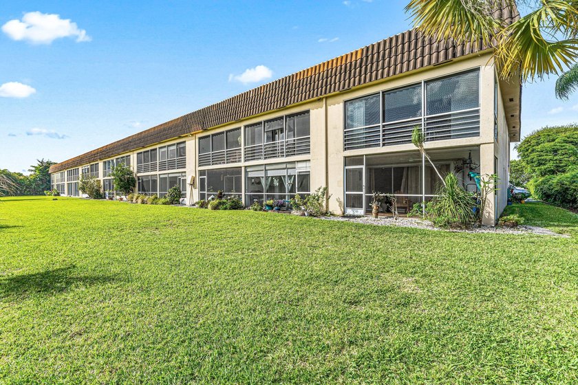 Beautifully updated waterfront 1-bedroom, 1-bath residence in - photo 21