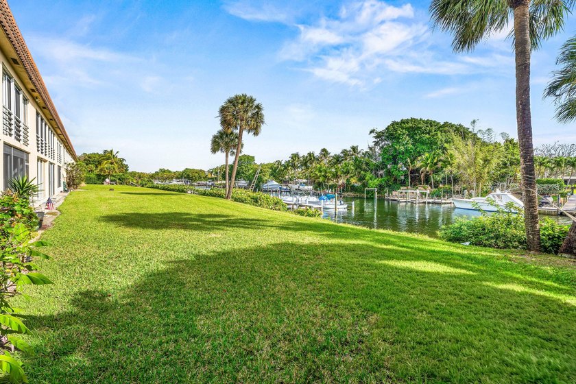Beautifully updated waterfront 1-bedroom, 1-bath residence in - photo 22