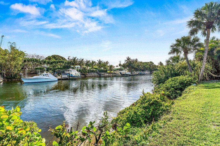 Beautifully updated waterfront 1-bedroom, 1-bath residence in - photo 23