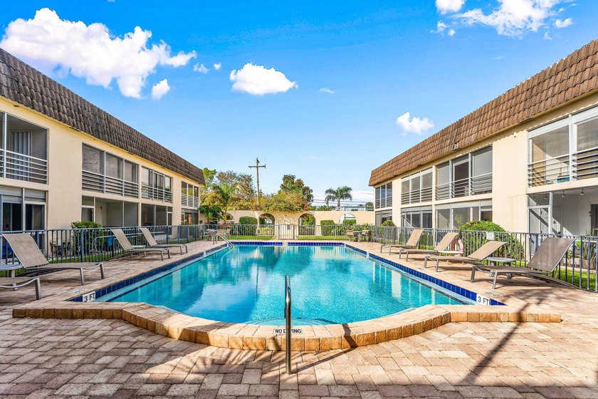 Beautifully updated waterfront 1-bedroom, 1-bath residence in - photo 25