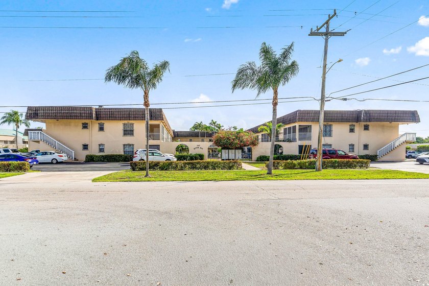 Beautifully updated waterfront 1-bedroom, 1-bath residence in - photo 28
