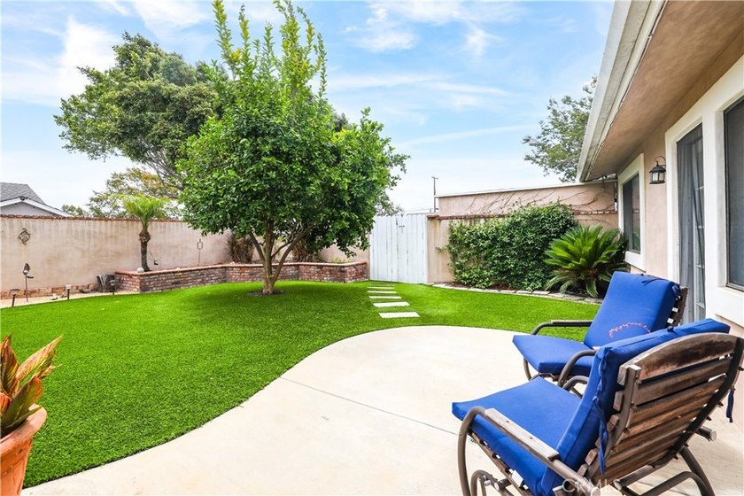 Perfectly positioned on a desirable corner lot, this beautifully - photo 32