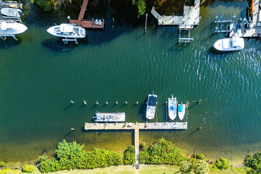 Beautifully updated waterfront 1-bedroom, 1-bath residence in - photo 33