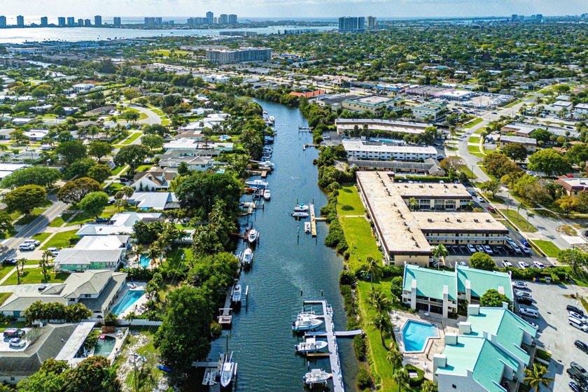 Beautifully updated waterfront 1-bedroom, 1-bath residence in - photo 34