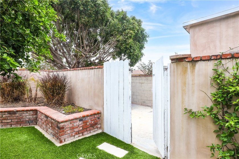 Perfectly positioned on a desirable corner lot, this beautifully - photo 36