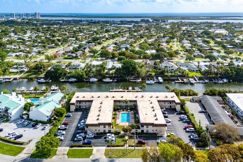 Beautifully updated waterfront 1-bedroom, 1-bath residence in - photo 37