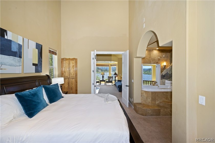 Welcome to an extraordinary custom-built mountain retreat where - photo 46
