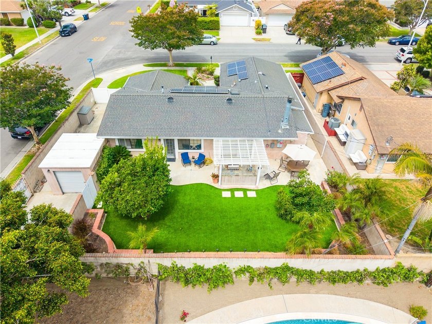 Perfectly positioned on a desirable corner lot, this beautifully - photo 47