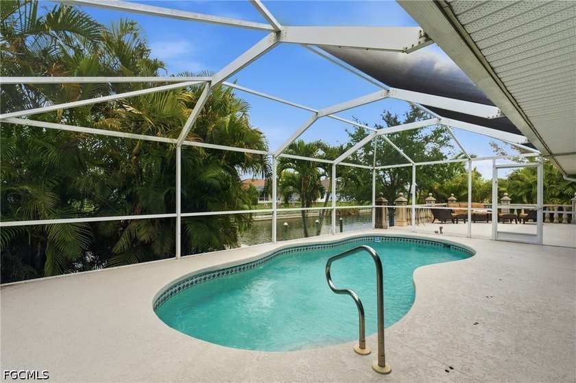 WATERFRONT POOL HOME | CAPE CORAL This beautifully maintained - photo 3