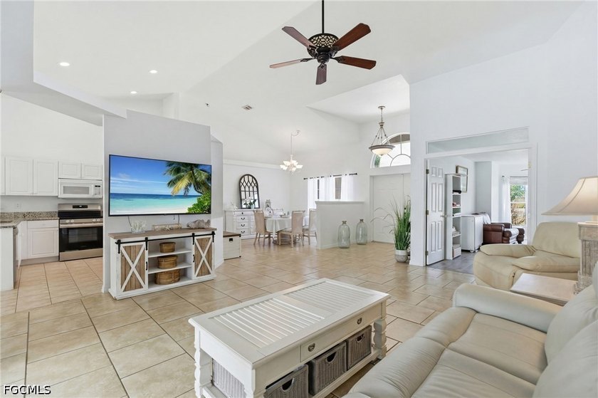 WATERFRONT POOL HOME | CAPE CORAL This beautifully maintained - photo 8
