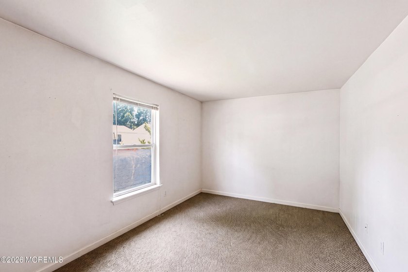 Welcome to this beautifully maintained 4-bedroom, 2.5-bath - photo 15
