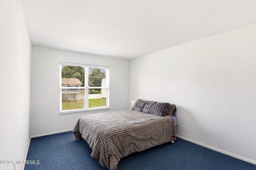 Welcome to this beautifully maintained 4-bedroom, 2.5-bath - photo 18
