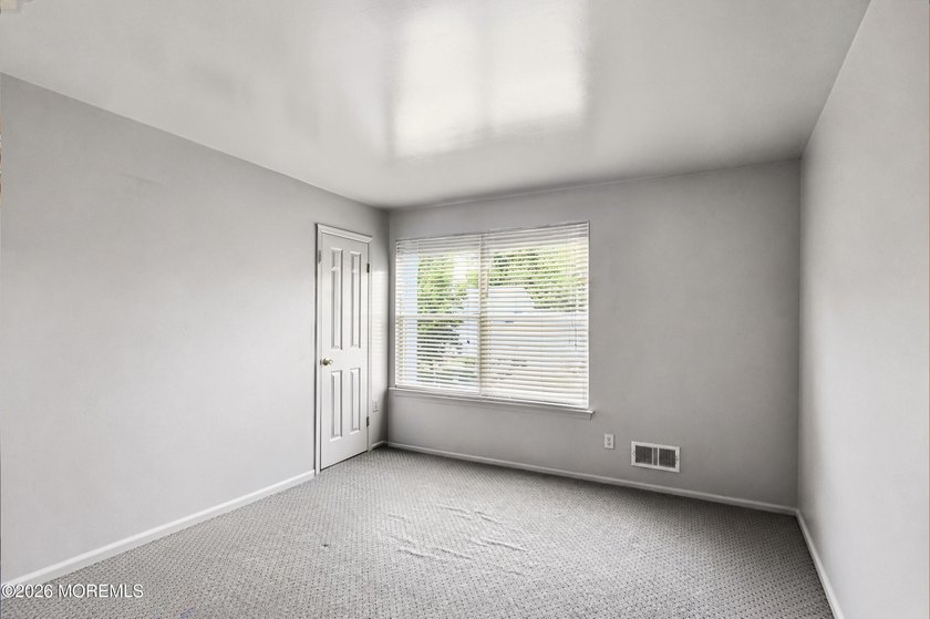Welcome to this beautifully maintained 4-bedroom, 2.5-bath - photo 19