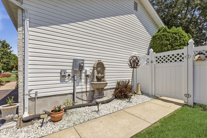 Welcome to this beautifully maintained 4-bedroom, 2.5-bath - photo 31