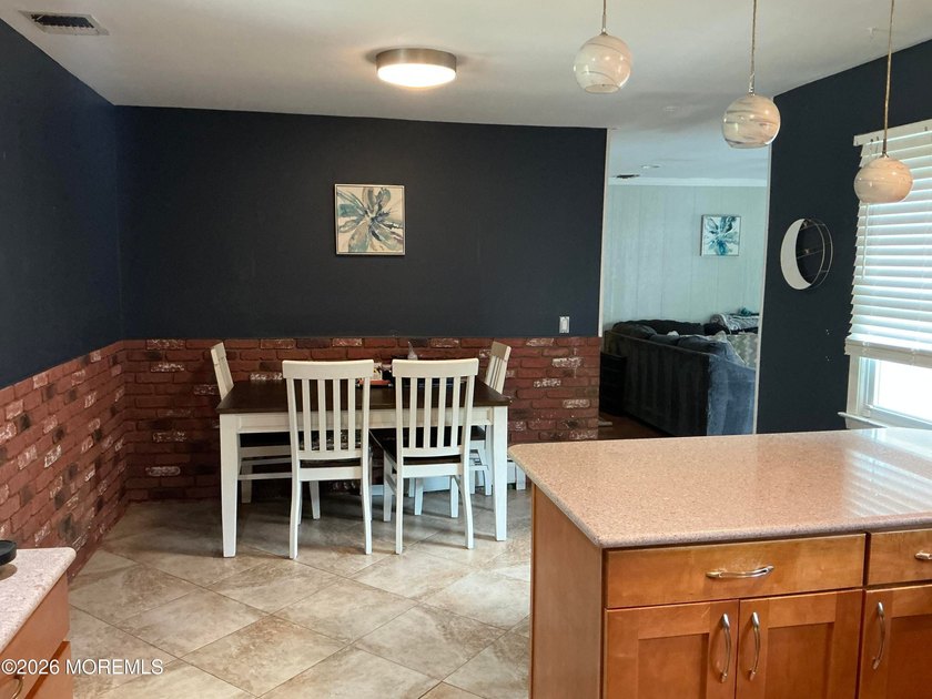 Great ranch in lake community 2 miles from parkway. Spacious Eat - photo 3