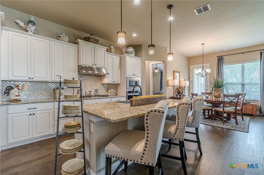 Welcome to this fabulous home featuring a spacious and - photo 10