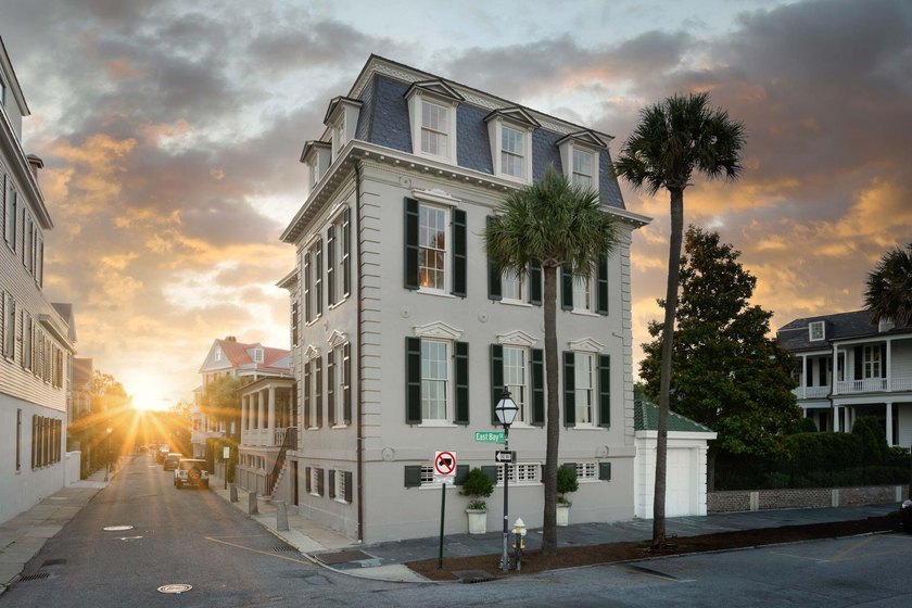 The Nathaniel Ingraham House, circa 1810, is a rare opportunity - photo 2
